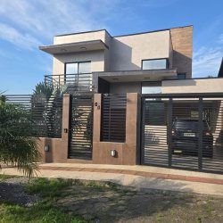 Casa Residencial com 195m², 3 quartos (sendo 2 suítes), 2 garagens, no bairro Areias Do Meio em Governador Celso Ramos