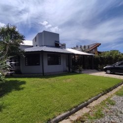Casa Residencial com 257m², 5 quartos, 2 suítes, 2 garagens, no bairro Cachoeira Do Bom Jesus em Florianópolis