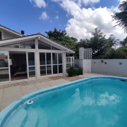 Casa Residencial com 119m², 3 quartos (sendo 1 suíte), 2 garagens, no bairro Daniela em Florianópolis