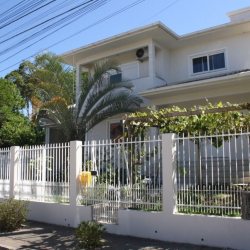 Casa Residencial com 508m², 5 quartos, 2 suítes, 5 garagens, no bairro Campeche em Florianópolis