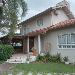 Casa Residencial com 232m², 2 quartos (sendo 1 suíte), 7 garagens, no bairro Lagoa de Conceição em Florianópolis