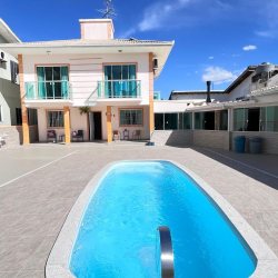 Casa Residencial com 325m², 3 quartos, 4 garagens, no bairro Jardim Cidade De Florianópolis em São José