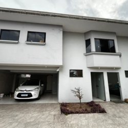 Casa Residencial com 240m², 4 quartos, 1 suíte, 2 garagens, no bairro Ponte Do Imaruim em Palhoça
