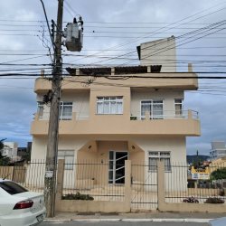 Predio com 662m², 5 garagens, no bairro Ingleses em Florianópolis