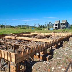 Sobrado Residencial com 210m², 3 quartos, 1 suíte, 2 garagens, no bairro Vargem Do Bom Jesus em Florianópolis
