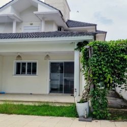 Casa Residencial com 286m², 3 quartos, 3 suítes, 2 garagens, no bairro Jurerê em Florianópolis