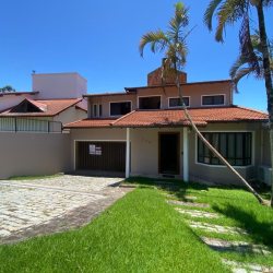 Casa Residencial com 304m², 4 quartos, 2 suítes, 2 garagens, no bairro João Paulo em Florianópolis