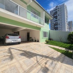 Casa Residencial com 258m², 6 quartos, 2 suítes, 2 garagens, no bairro Barreiros em São José