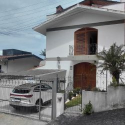 Casa Residencial com 246m², 3 quartos, 1 suíte, 2 garagens, no bairro Trindade em Florianópolis