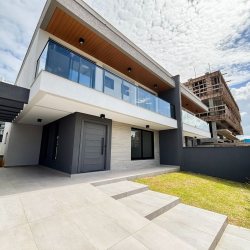 Sobrado Residencial com 201m², 4 quartos, 2 suítes, 2 garagens, no bairro Ingleses do Rio Vermelho em Florianópolis