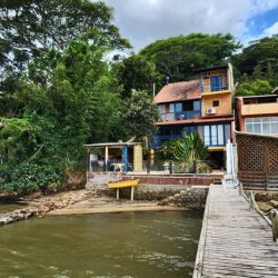 Sobrado Residencial com 180m², 5 quartos (sendo 1 suíte), 2 garagens, no bairro Ribeirão Da Ilha em Florianópolis