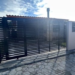 Casa Residencial com 60m², 2 quartos, 1 suíte, 2 garagens, no bairro São João Do Rio Vermelho em Florianópolis