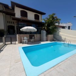 Casa Residencial com 240m², 5 quartos (sendo 1 suíte), 3 garagens, no bairro Abraão em Florianópolis