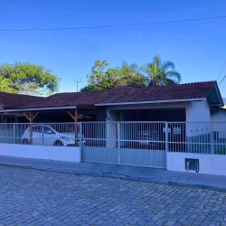 Casa Residencial com 224m², 3 quartos (sendo 1 suíte), 2 garagens, no bairro Centro em Palhoça
