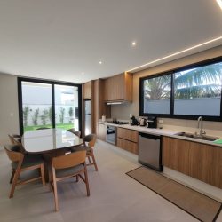 Casa Residencial com 217m², 3 quartos (sendo 3 suítes), 2 garagens, no bairro Cachoeira Do Bom Jesus em Florianópolis