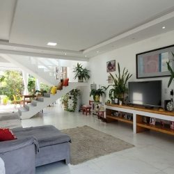 Casa Residencial com 300m², 4 quartos (sendo 1 suíte), 2 garagens, no bairro Pedra Branca em Palhoça