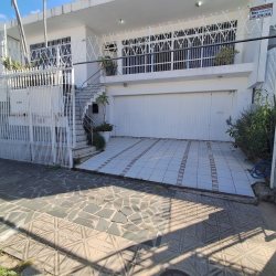 Casa Residencial com 263m², 5 quartos (sendo 3 suítes), 3 garagens, no bairro Itaguaçu em Florianópolis