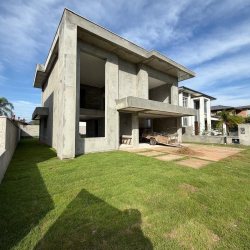 Casa em Condomínio com 241m², 3 quartos (sendo 1 suíte), 2 garagens, no bairro São João Do Rio Vermelho em Florianópolis