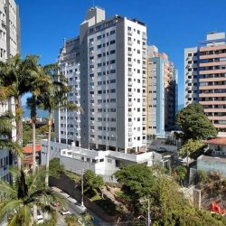 Cobertura com 252m², 3 quartos (sendo 1 suíte), 2 garagens, no bairro Centro em Florianópolis
