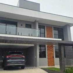 Casa Residencial com 175m², 3 quartos (sendo 3 suítes), 2 garagens, no bairro Carianos em Florianópolis
