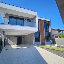 Casa Residencial com 195m², 3 quartos (sendo 3 suítes), 2 garagens, no bairro Carianos em Florianópolis