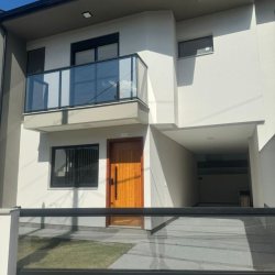 Sobrado Residencial com 107m², 3 quartos (sendo 1 suíte), 1 garagem, no bairro Potecas em São José