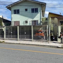 Casa Residencial com 230m², 10 quartos, 4 garagens, no bairro Barreiros em São José