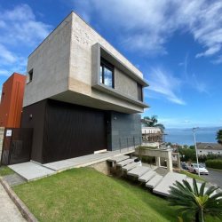 Casa em Condomínio com 323m², 3 quartos (sendo 3 suítes), 4 garagens, no bairro Cacupé em Florianópolis