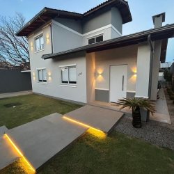 Casa Residencial com 234m², 4 quartos (sendo 2 suítes), 2 garagens, no bairro Campeche em Florianópolis