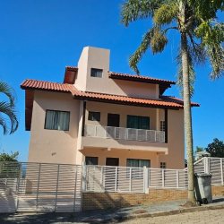 Casa Residencial com 288m², 6 quartos (sendo 2 suítes), 2 garagens, no bairro Praia Brava em Florianópolis