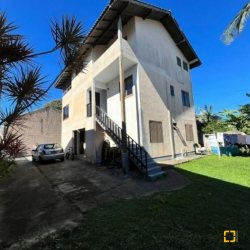 Casa Residencial com 220m², 7 quartos, 8 garagens, no bairro Ingleses do Rio Vermelho em Florianópolis