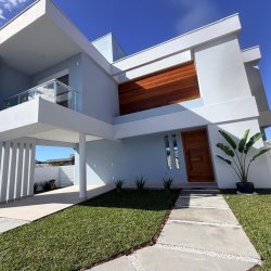 Casa em Condomínio com 226m², 3 quartos (sendo 3 suítes), 2 garagens, no bairro São João Do Rio Vermelho em Florianópolis