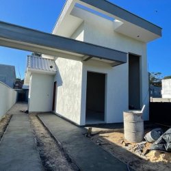 Sobrado Residencial com 190m², 3 quartos (sendo 1 suíte), 2 garagens, no bairro São João Do Rio Vermelho em Florianópolis