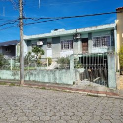 Casa Residencial com 220m², 3 quartos, 2 garagens, no bairro Coqueiros em Florianópolis