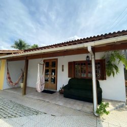 Casa Residencial com 160m², 4 quartos, 4 garagens, no bairro Ingleses do Rio Vermelho em Florianópolis