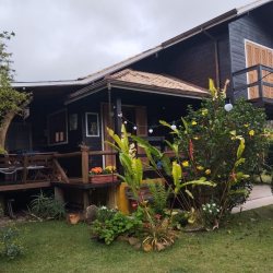 Casa Residencial com 120m², 3 quartos (sendo 2 suítes), 2 garagens, no bairro São João Do Rio Vermelho em Florianópolis
