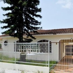 Casa Residencial com 163m², 3 quartos, 1 suíte, 3 garagens, no bairro Ipiranga em São José