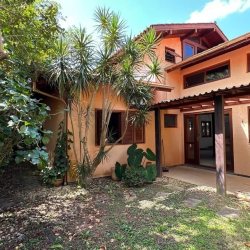 Casa Residencial com 340m², 5 quartos, 5 suítes, 2 garagens, no bairro Rio Tavares em Florianópolis