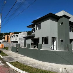 Sobrado Residencial com 165m², 2 quartos, 2 suítes, 2 garagens, no bairro Vargem Grande em Florianópolis