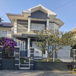 Casa Residencial com 240m², 5 quartos, 1 suíte, 2 garagens, no bairro Santa Mônica em Florianópolis