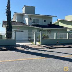 Casa Residencial com 223m², 3 quartos, 3 suítes, 2 garagens, no bairro Ponta de Baixo em São José