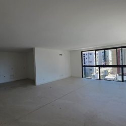 Apartamentos com 152m², 3 quartos (sendo 3 suítes), 3 garagens, no bairro Centro em Florianópolis