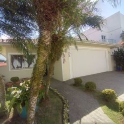 Casa Residencial com 270m², 4 quartos, 4 suítes, 2 garagens, no bairro Coqueiros em Florianópolis