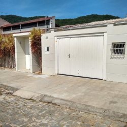 Casa Residencial com 170m², 3 quartos, 1 suíte, 2 garagens, no bairro Itacorubi em Florianópolis