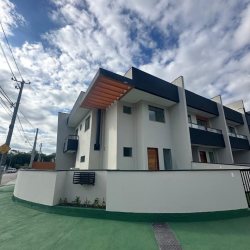 Sobrado Residencial com 113m², 3 quartos, 2 suítes, 2 garagens, no bairro Forquilhas em São José