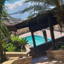 Casa Residencial com 378m², 4 quartos, 4 suítes, 3 garagens, no bairro Ponta De Baixo em São José