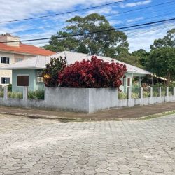 Casa Residencial com 130m², 3 quartos (sendo 1 suíte), 2 garagens, no bairro Campeche em Florianópolis