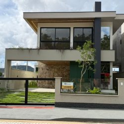 Sobrado Residencial com 165m², 3 quartos (sendo 1 suíte), 3 garagens, no bairro Forquilhas em São José