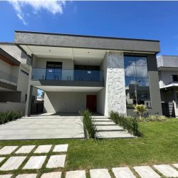 Casa em Condomínio com 127m², 3 quartos (sendo 3 suítes), 2 garagens, no bairro Rio Vermelho em Florianópolis