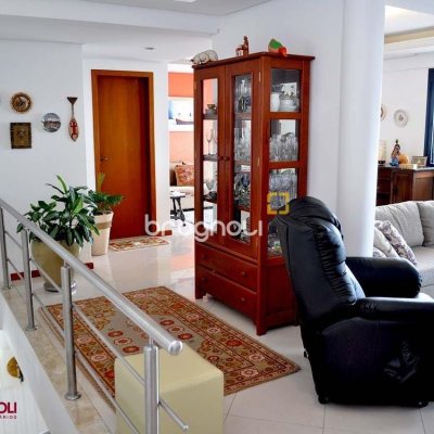 Apartamento com 200m², 3 quartos (sendo 3 suítes), 3 garagens, no bairro Balneário em Florianópolis